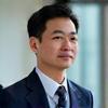 신뢰감 있는 모습의 박 교장 선생님 초상화.